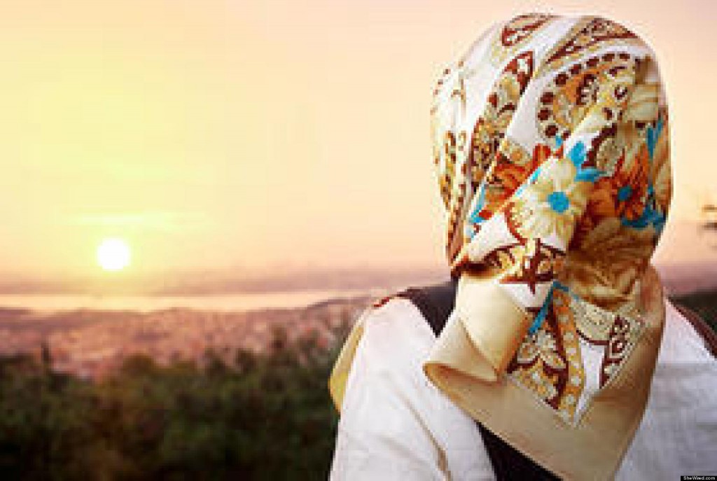 أتحدث مع الرجال أحياناً على الانترنت، ماالحكم ؟
