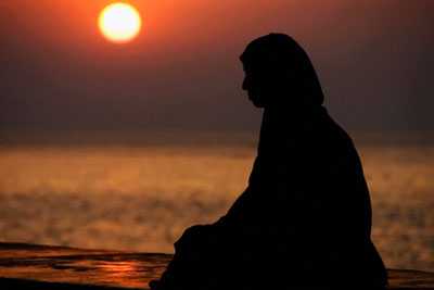 فتاة تروي تفاصيل مأساتها مع الإنحرافات بسبب أسرتها المتشددة