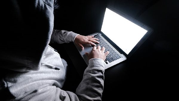 متابعة المواقع الإباحية ودمار عائلة بأكملها